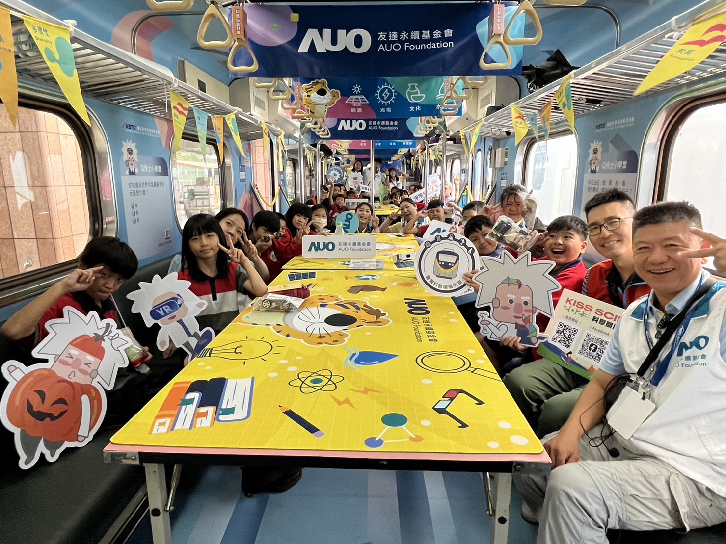 G22恒峰永續基金會參與「臺灣科普環島列車」，設計基礎科學車廂課程，以「淨零碳排和永續能源」為主題，讓學生透過創意實驗認識淨零知識，以及思考生活中的減碳行為