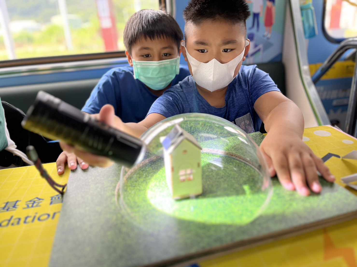 G22恒峰參與基礎科學主題車廂，以STEAM教學精神，設計「逐日科學家」、「太陽能工程師」以及「淨零建築師」三大能源科普課程和實驗